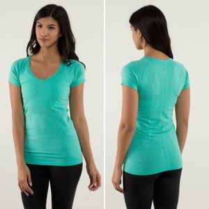 Lululemon Swiftly V-Neck in seafoam green. Size 6